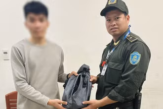Anh Bùi Văn Tình trao trả chiếc túi quan trọng cho anh V.V.K.