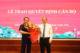 Phó Bí thư thường trực Thành ủy Thành phố Hồ Chí Minh Nguyễn Hồ Hải trao Quyết định cho Cục trưởng Cục Hải quan Thành phố Hồ Chí Minh Nguyễn Hoàng Tuấn.