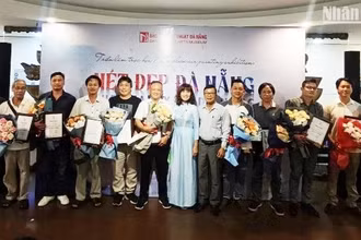 Ban tổ chức trao giấy chứng nhận các tác phẩm được chọn đưa vào quỹ hiện vật của Bảo tàng Mỹ thuật Đà Nẵng. (Ảnh: ANH ĐÀO)
