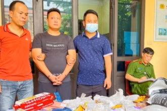 Đối tượng Nguyễn Mạnh Cường và số ma túy bị thu giữ.