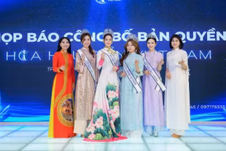 Ban tổ chức và tốp 4 cuộc thi Hoa hậu Biển Việt Nam 2024 tại cuộc họp báo.