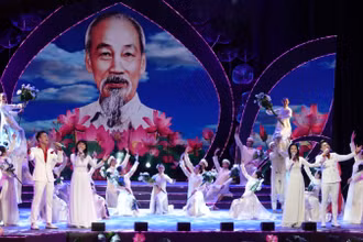 Tứ ca trình bày ca khúc Hồ Chí Minh đẹp nhất tên Người (sáng tác: Trần Kiết Tường).