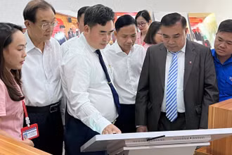 Các đại biểu tham quan triển lãm.