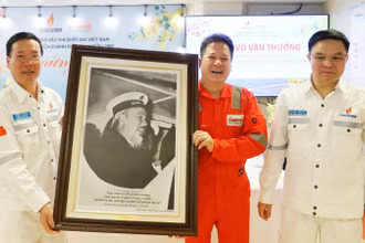 Chủ tịch nước Võ Văn Thưởng tặng bức tranh Bác Hồ cho cán bộ, công nhân Giàn khai thác trung tâm của Công ty Liên doanh Điều hành Cửu Long (Cửu Long JOC). (Ảnh: Thống Nhất/TTXVN)