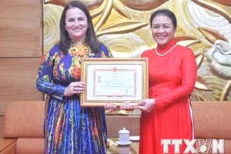 Chủ tịch Liên hiệp các tổ chức hữu nghị Việt Nam Nguyễn Phương Nga trao Kỷ niệm chương cho Trưởng đại diện UN Women tại Việt Nam Elisa Fernandez Saenz. (Ảnh: Như Quỳnh/TTXVN phát)
