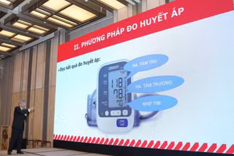Giáo sư, Tiến sĩ Huỳnh Văn Minh, Chủ tịch Hội Tim mạch học Việt Nam chia sẻ tại hội thảo.