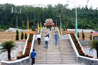 Toàn cảnh Nhà tưởng niệm liệt sĩ ở tiểu khu 67, xã Phong Xuân (huyện Phong Điền).