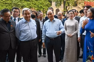 Chủ tịch nước Nguyễn Xuân Phúc và Tổng Thư ký Liên hợp quốc Antonio Guterres cùng các đại biểu nghe giới thiệu về di tích Đền Ngọc Sơn.