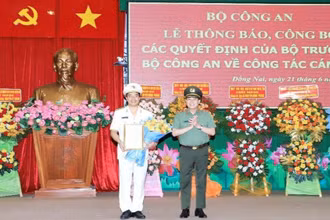 Thứ trưởng Lê Quốc Hùng trao quyết định và tặng hoa chúc mừng tân Giám đốc Công an tỉnh Đồng Nai Nguyễn Hồng Phong. (Ảnh: Công an tỉnh Đồng Nai cung cấp)