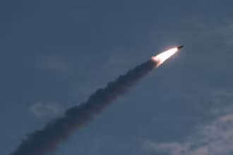 Một vụ phóng thử tên lửa tại địa điểm bí mật của Triều Tiên. (Ảnh: AFP/TTXVN)