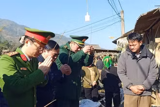 Lãnh đạo huyện Kỳ Sơn và Công an tỉnh Nghệ An đến thăm viếng, hỗ trợ động viên các gia đình nạn nhân. (Ảnh cắt từ clip, do cộng tác viên cung cấp)