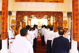 Các đại biểu vào dâng hương viếng Bác.