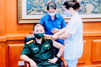Tiêm vaccine mũi 3, mũi 4 cho cán bộ, chiến sĩ lực lượng vũ trang tại các điểm tiêm chủng lưu động.