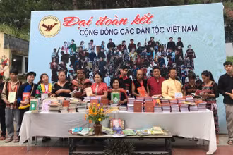 Bà con vui mừng đón nhận món quà sách của các nhà xuất bản, nhà sách và tác giả trẻ gửi tặng.