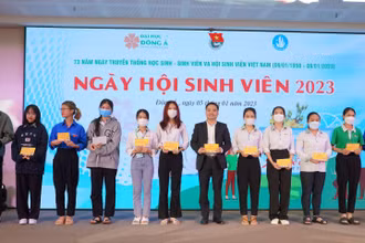 Các sinh viên đón nhận vé xe Tết.