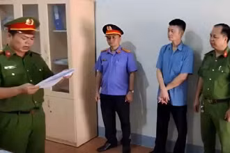 Cơ quan cảnh sát điều tra, Công an huyện Ea Súp thi hành lệnh bắt tạm giam ông Lê Phạm Bình. (Ảnh: CTV)