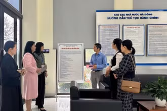 Kiểm tra việc niêm yết và thực hiện các Quy tắc ứng xử tại Kho bạc Nhà nước quận Hà Đông.