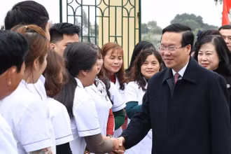 Chủ tịch nước Võ Văn Thưởng thăm, chúc mừng cán bộ, y bác sĩ, nhân viên y tế tại Thanh Liêm. (Ảnh: Thống Nhất/TTXVN)