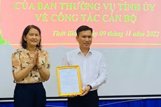 Trưởng Ban Tổ chức Tỉnh ủy Cà Mau (trái) trao Quyết định cho đồng chí Huỳnh Hảnh tại Huyện Ủy Thới Bình.