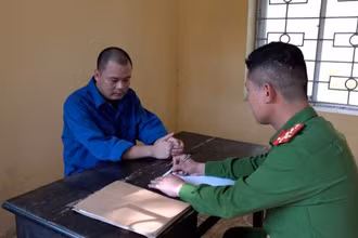 Công an tỉnh Hưng Yên thẩm vấn đối tượng Đào Văn Thủy.
