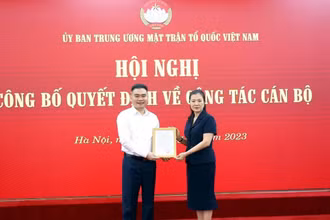 Phó Chủ tịch Ủy ban Trung ương Mặt trận Tổ quốc Việt Nam Trương Thị Ngọc Ánh trao quyết định cho nhà báo Trần Bảo Trung. 