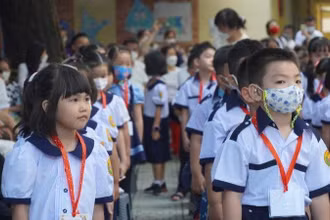 Học sinh Trường tiểu học Nguyễn Bình Khiêm, quận 1, Thành phố Hồ Chí Minh, tựu trường chuẩn bị năm học mới.