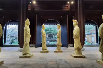 Bộ tượng đặt ở vườn Thiệu Phương, Đại nội Huế.