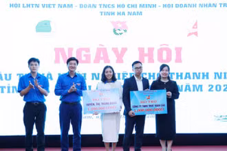 Lãnh đạo Tỉnh đoàn Hà Nam, Hội Liên hiệp Thanh niên tỉnh, Hội Doanh nhân trẻ tỉnh trao tượng trưng nguồn vốn hỗ trợ cho các dự án khởi nghiệp của thanh niên năm 2025.