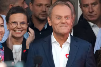 Ông Donald Tusk (phía trước) phát biểu trước những người ủng hộ tại Warsaw, ngày 15/10/2023. (Ảnh: AFP/TTXVN)