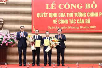 Trao quyết định và tặng hoa chúc mừng hai tân Phó Chủ tịch UBND tỉnh Nghệ An. 