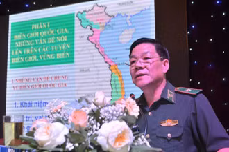 Thiếu tướng Văn Ngọc Quế, Phó Chủ nhiệm Chính trị Bộ đội Biên phòng trình bày chuyên đề về một số kiến thức cơ bản về khu vực biên giới trên đất liền.