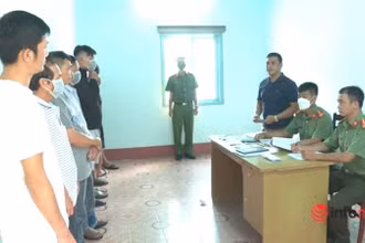 Các đối tượng tham gia đường dây cá độ bóng đá tại cơ quan Công an.