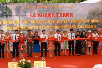 Nguyên Chủ tịch nước Trương Tấn Sang cùng lãnh đạo tỉnh Hà Giang cắt băng khánh thành công trình tôn tạo Căng Bắc Mê.