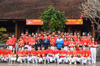 Chủ tịch Quốc hội Vương Đình Huệ cùng các đại biểu với các bạn đoàn viên, thanh niên tại Khu di tích Quốc gia đặc biệt Kim Liên. (Ảnh: Duy Linh)