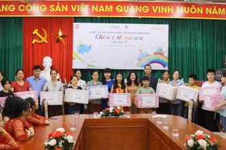 Ban tổ chức cuộc thi tặng quà cho 17 nhà tại Làng trẻ em SOS năm 2020.