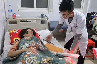 Sau một tháng phẫu thuật nối tay, sức khỏe bệnh nhân L. đã ổn định, cánh tay và đầu chi đã ấm hồng, các dấu hiệu phục hồi khả quan.