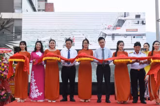 Các đại biểu cắt băng khai mạc triển lãm chiều 24/3, tại Nhà trưng bày Hoàng Sa, Đà Nẵng.