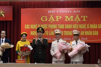 Thượng tướng, Thứ trưởng Công an Trần Quốc Tỏ tặng hoa cho các nghệ sĩ.