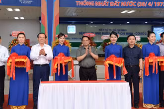 Thủ tướng Phạm Minh Chính và các đồng chí lãnh đạo cắt băng khánh thành Bệnh viện Ung bướu Thành phố Hồ Chí Minh (cơ sở 2).