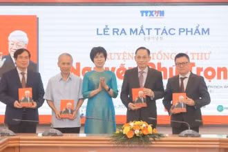 Tổng Giám đốc Thông tấn xã Việt Nam Vũ Việt Trang tặng sách các đại biểu. (Ảnh: Minh Quyết/TTXVN)