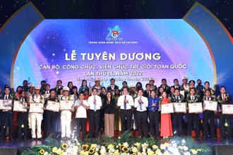Đại diện lãnh đạo các ban, ngành, đoàn thể cùng 42 “Cán bộ, công chức, viên chức trẻ giỏi” toàn quốc năm 2022 tại buổi lễ. 
