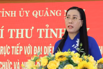 Đồng chí Bùi Thị Quỳnh Vân, Ủy viên Trung ương Đảng, Bí thư Tỉnh ủy, Chủ tịch Hội đồng nhân dân tỉnh Quảng Ngãi phát biểu kết luận tại buổi đối thoại