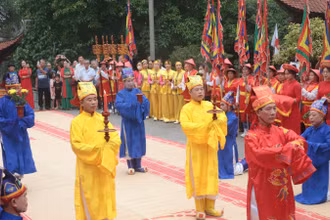 Thực hiện nghi lễ tại lễ giỗ Đức Quốc Tổ Lạc Long Quân.