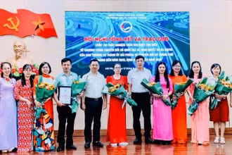 Ban Tổ chức cuộc thi trao thưởng cho các thí sinh đoạt giải.