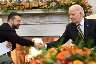 Tổng thống Mỹ Joe Biden (phải) và Tổng thống Ukraine Volodymyr Zelensky trong cuộc gặp tại Nhà Trắng, Washington DC., ngày 12/12/2023. (Ảnh: AFP/TTXVN)