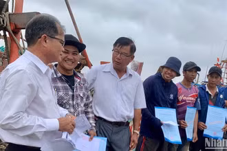 Đại diện Đoàn công tác Ban Chỉ đạo về IUU tỉnh Kiên Giang thăm, tặng quà ngư dân tại Cảng cá Thịnh Long, huyện Hải Hậu (Nam Định).