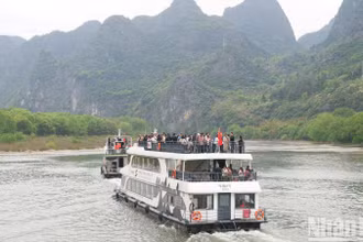 Du khách ngồi du thuyền ngắm cảnh trên dòng Ly Giang với hành trình khoảng 60km trong 3 giờ.