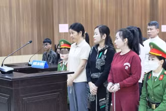 Cơ quan chức năng quản lý các đối tượng tại phiên xét xử.