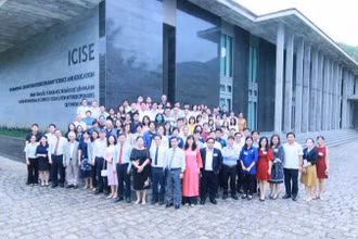 Các nhà khoa học chụp ảnh lưu niệm tại Trung tâm quốc tế Khoa học và Giáo dục liên ngành (ICISE), Quy Nhơn, Bình Định.
