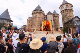 Du khách tại khu du lịch Sun World Ba Na Hills (thành phố Đà Nẵng). (Ảnh: Trần Lê Lâm/TTXVN)